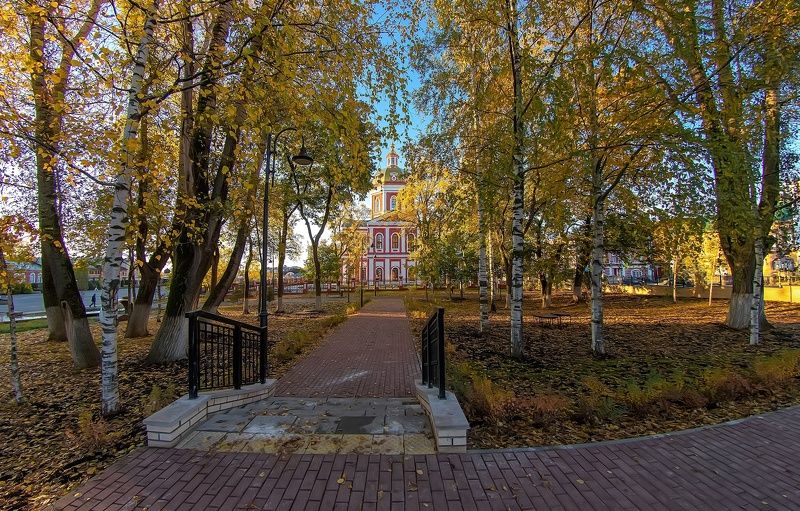 В осеннем парке фото превью