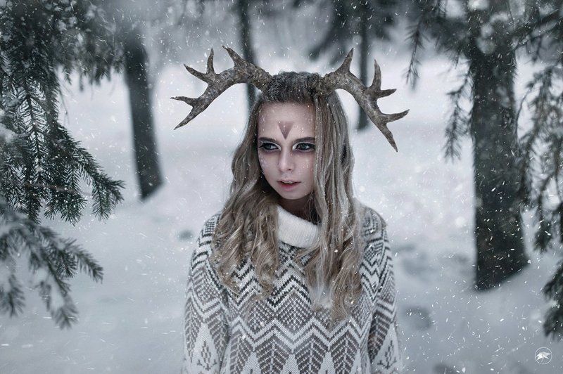 девушка, рога, копыта, снег, лес, хлопья, холод, макияж, раскраска, ветви, арт Бэмби фото превью