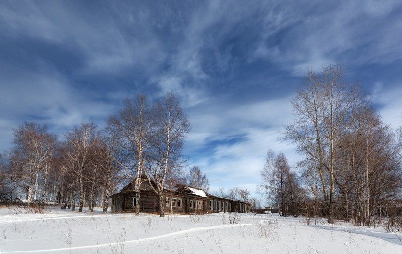 зима школа заброшенная деревья облака зима Зимние облака фото превью