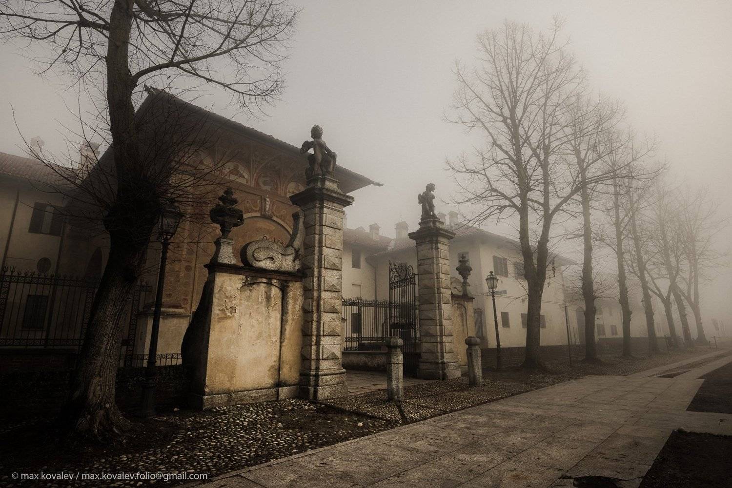 Certosa di Pavia, Italy, architecture, certosa, fog, gate, path, religion, sculpture, secret, tree, Италия, Павийская Чертоза, архитектура, ворота, дерево, дорожка, религия, скульптура, тайна, тропа, туман, чертоза, Максим Ковалёв