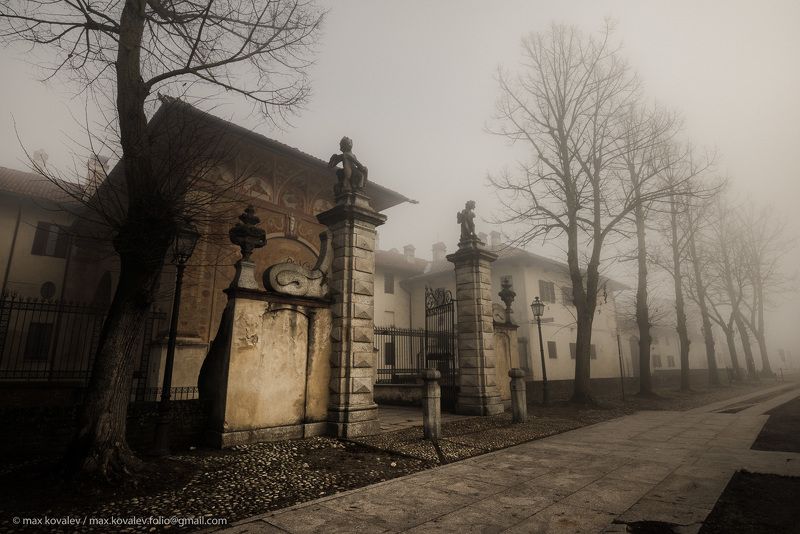 Certosa di Pavia, Italy, architecture, certosa, fog, gate, path, religion, sculpture, secret, tree, Италия, Павийская Чертоза, архитектура, ворота, дерево, дорожка, религия, скульптура, тайна, тропа, туман, чертоза у ворот монастыря. фото превью