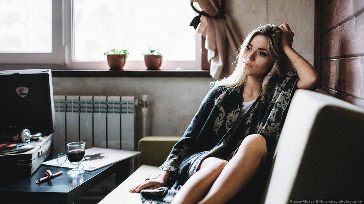 girl,beauty,room,sofa,glass,cinnamon,winter,gramophone,vynil,indoor, Алексей Гусев