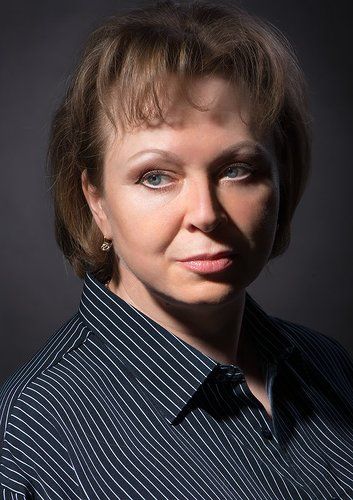 Портрет женщины в мужской рубашке