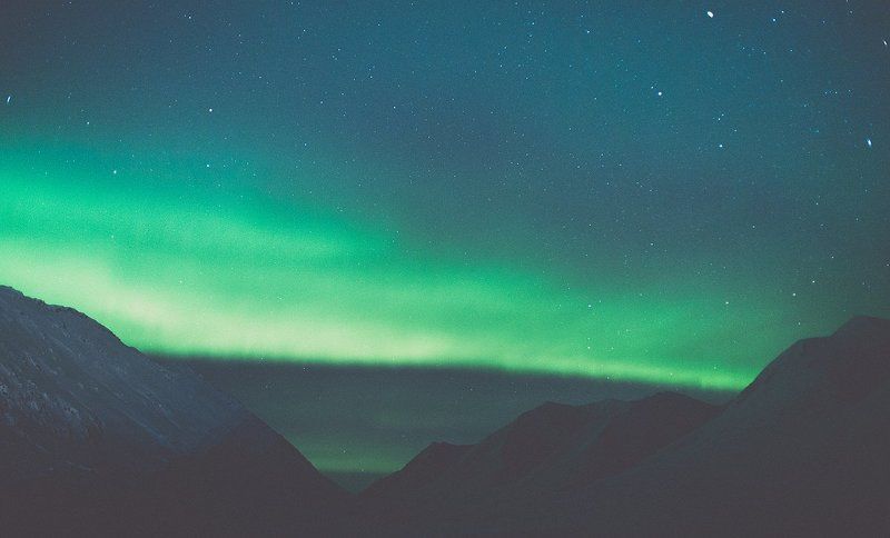 северное сияние, ночь, звезды, горы, снег Небесные огни над горами фото превью