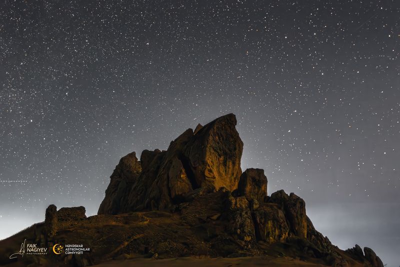 гора Бешбармаг (Пять пальцев) на фоне звезд фото превью