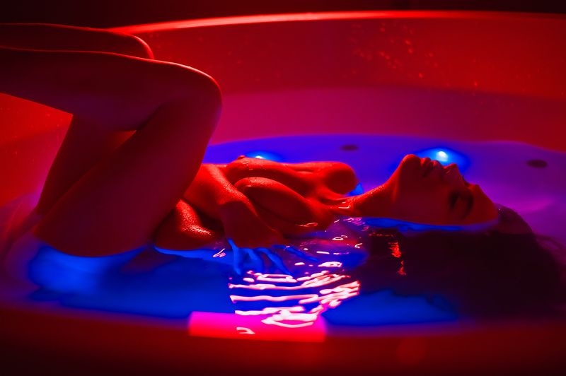 ванная, брызги, красный, мокрая, капли, грудь, ню, Михаил Решетников цветной свет фото превью