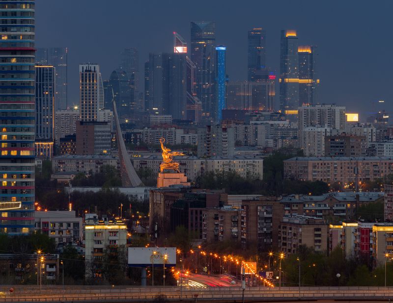 москва, городской пейзаж, архитектура, moscow, msc, russia, россия, небоскребы, architecture, cityscapes Рабочий и Колхозница на фоне сумеречной городской застройки фото превью