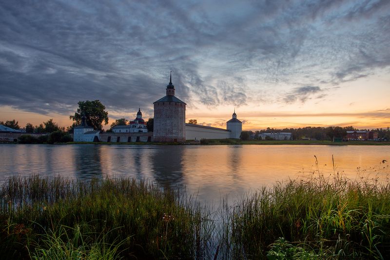 монастырь, кириллов, озеро Утро у монастыря фото превью