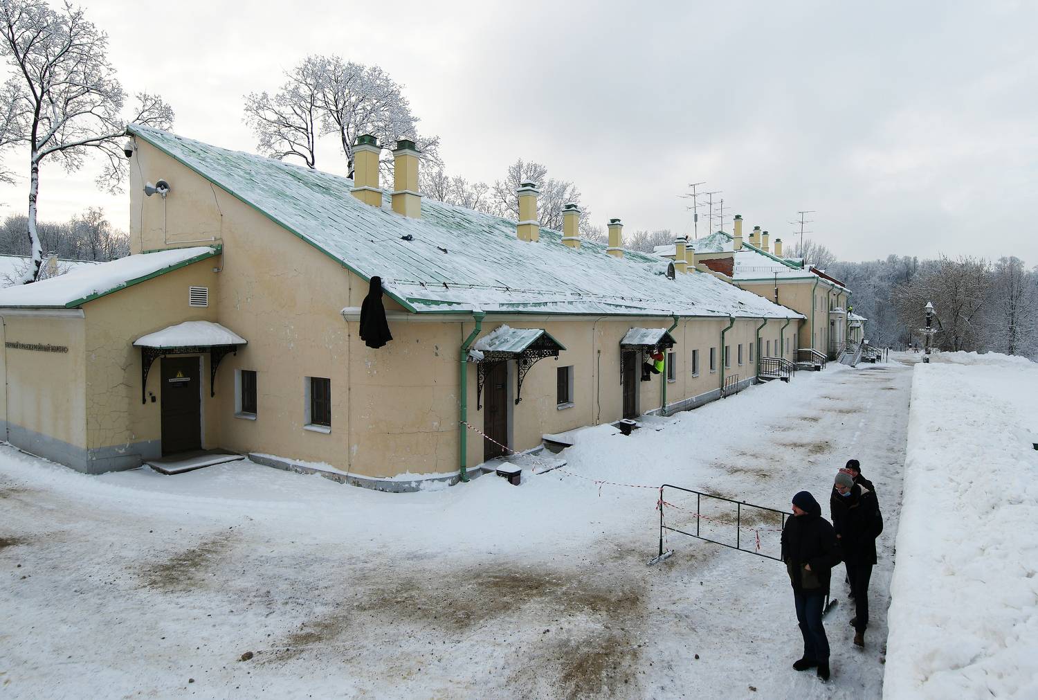 снег, дворник, куртка, крыша, не достать, Царицыно, оранжерея, зима, Москва, Дмитрий Ткаченко