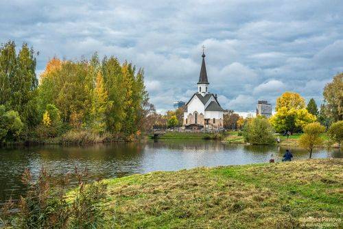 Осенний Пулковский парк. Храм святого великомученика Георгия Победоносца