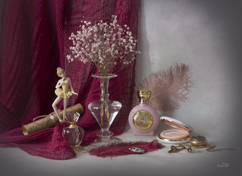 ваза, гипсофила, статуэтка, букет, пудреница, раковина, флакон, ноты, перо, драпировка, жемчуг Женские штучки или Уголок кокетки фото превью