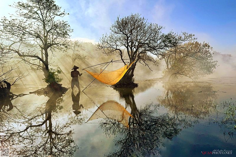 quanphoto, landscape, morning, autumn, forest, lagoon, fishing, fisherman, rays, reflections, rural, vietnam SunRays on an Autumn Morning фото превью