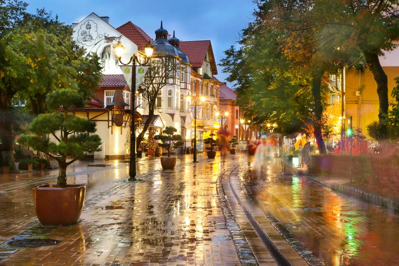 город, вечер, дождь, фонари Дождливый Зеленоградск фото превью