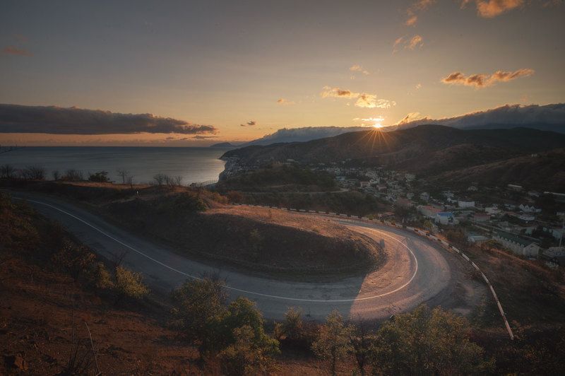 Дорога вдоль берега фото превью