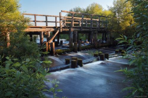 Вечерняя жизнь плотины на озере Дон ты