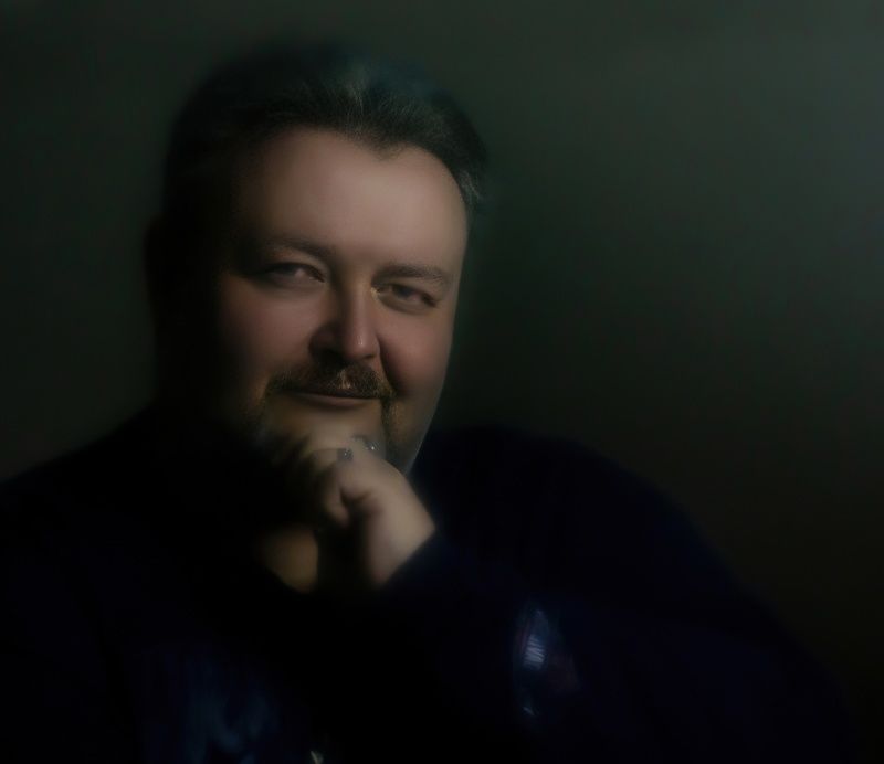 Автопортрет Отражение в мониторе фото превью