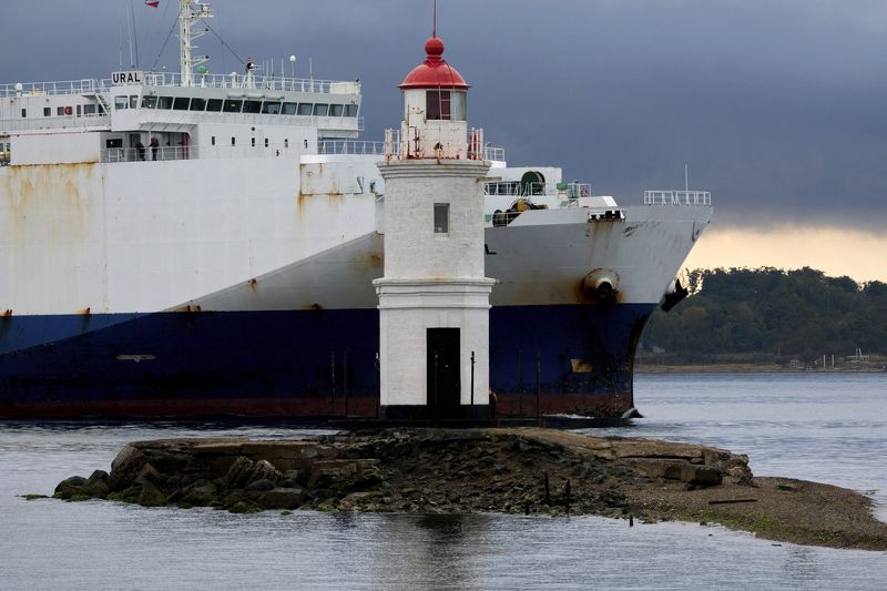 маяк, маяк токаревского, судно Гигант фото превью