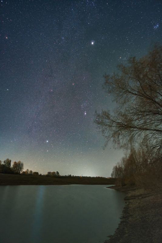 Осеннее звёздное небо после заката луны, снято рано утром 15 октября. Отражения на воде не получились из за ветра. Один лишь Сириус отсвечивался хорошо. фото превью