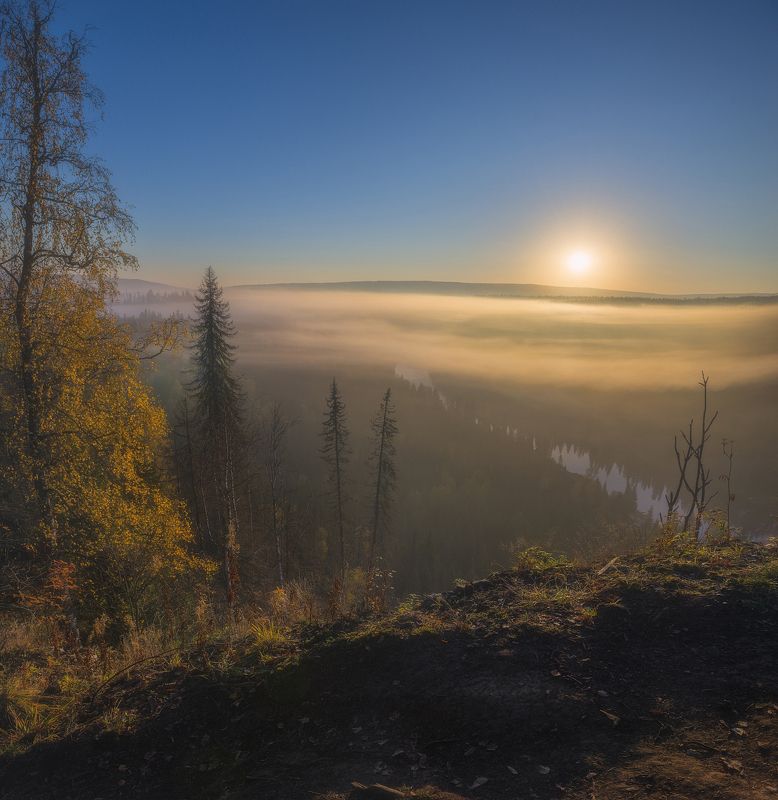 У обрыва на Усьвинских столбах фото превью