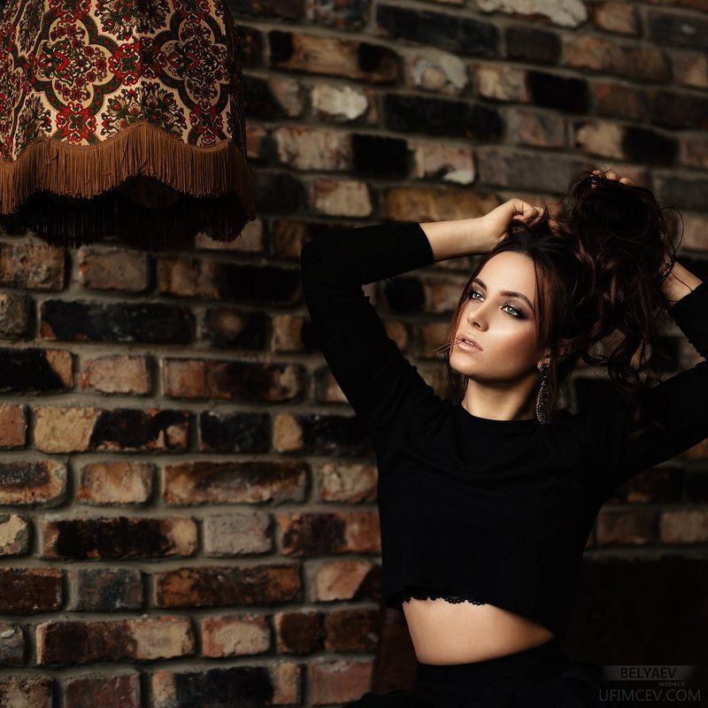 невидимка, девушка, взгляд, глаза, черный, юбка, волосы, кирпич Ксения фото превью