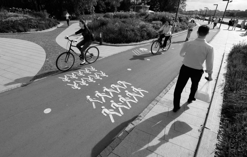 Музеон, набережная, велодорожка, пешеходный переход, велосипеды, лето Звёздочки в ряд, косточки в ряд - трамвай переехал отряд октябрят фото превью