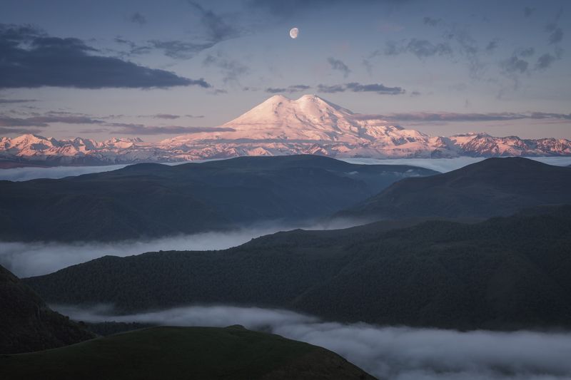 mountain, nature, outdoors, moon, landscape, cloud, sky, fog, bsunrise, dawn, summer, caucasus, elbrus, пейзаж, горы, лето, туман, рассвет, эльбрус, кавказ, луна, приэльбрусье Эльбрус фото превью