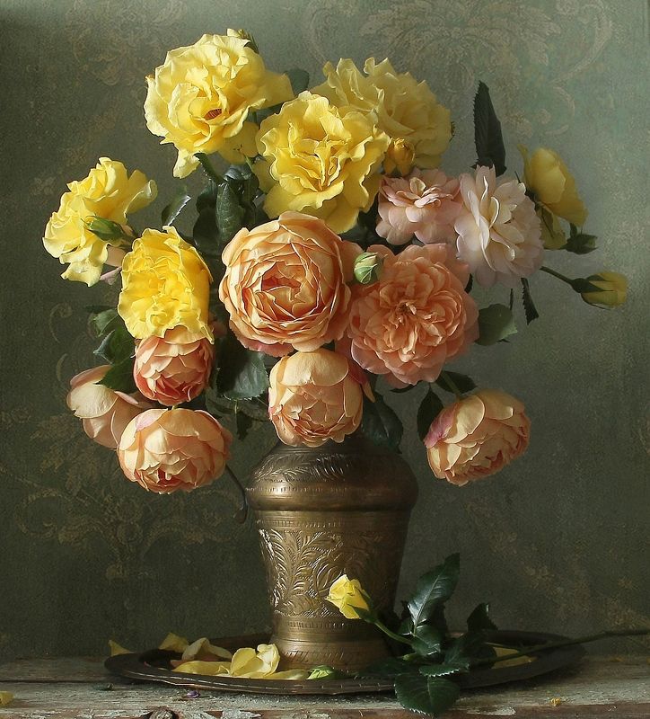 #натюрморт #фотонатюрморт #лето #цветы #художественноефото #маринафилатова #stilllife #букет #розы В нежном свете заката фото превью