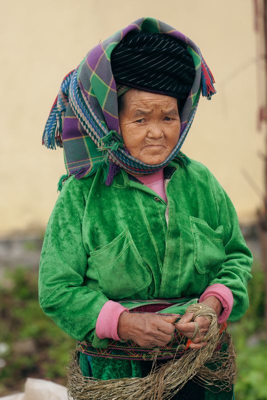 Old women portrait фото превью