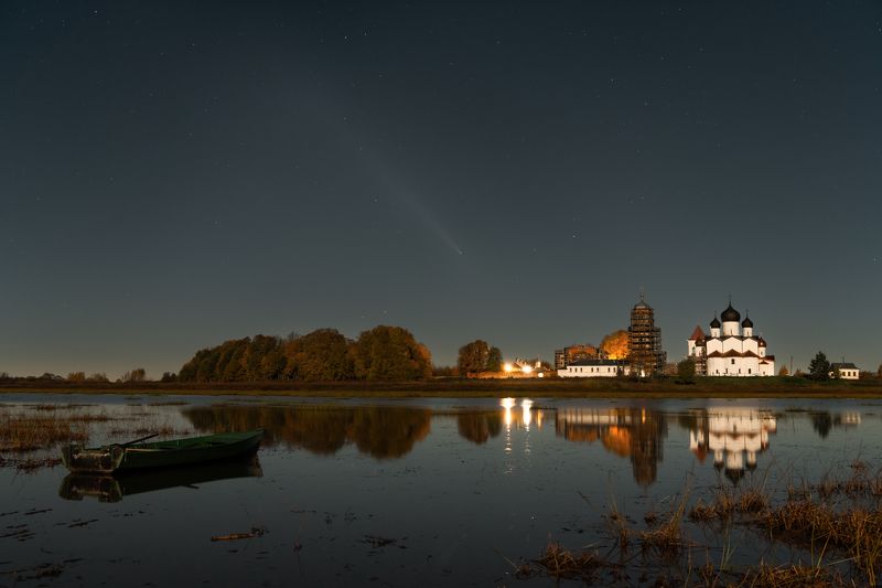 комета ночь монастырь комета Atlas над Свято-Троицким Михайло-Клопским монастырем Новгородский р-н фото превью