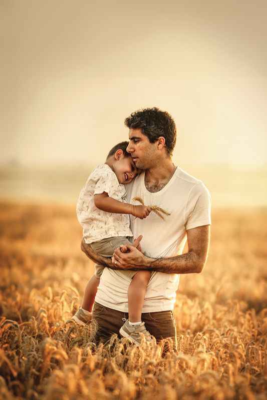 Father and son in a wheat field фото превью