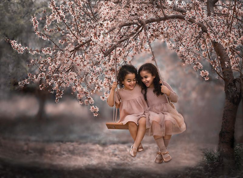 Sisterly love in the peach blossom фото превью