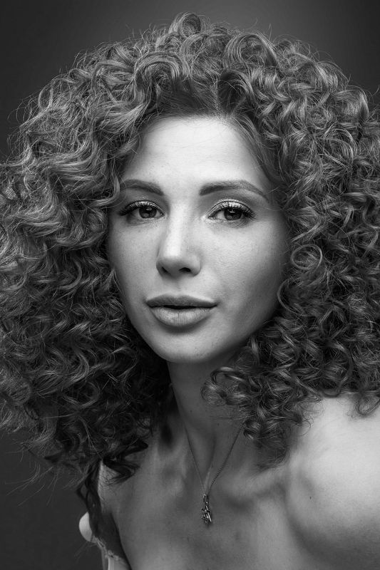 девочка, портрет, кучерявая, чб *** фото превью