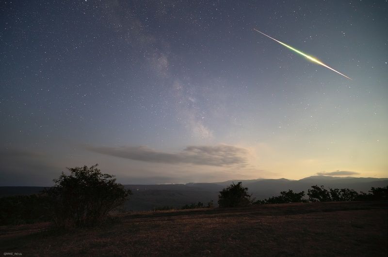 Болид на вечернем небе фото превью