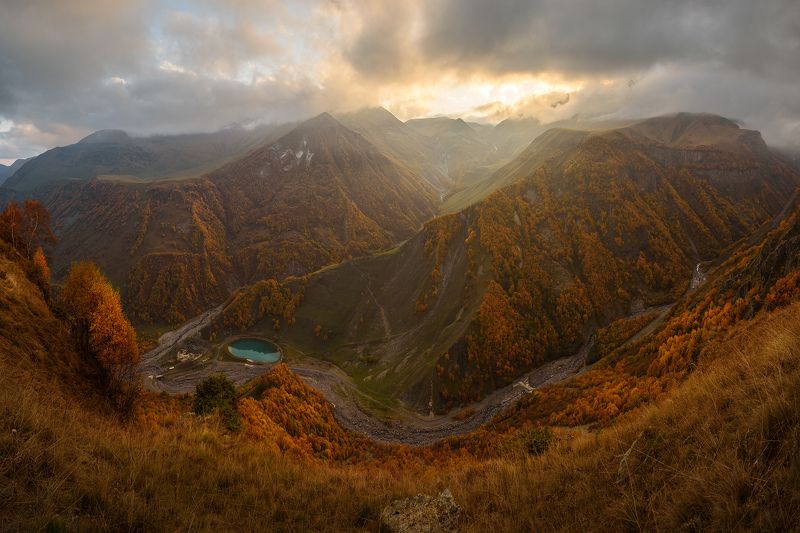 кавказ, горы, осень, грузия, georgia, гудаури, закат, рассвет,  осень в горах, горный пейзаж, осенний пейзаж, горное озеро, крестовый перевал Закат и рассвет на Крестовом перевале фото превью