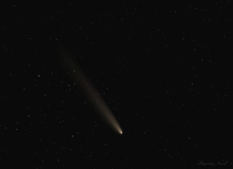 Сияние кометы: Путешествие через звездное небо фото превью