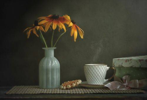 Чашка чая и цветы..