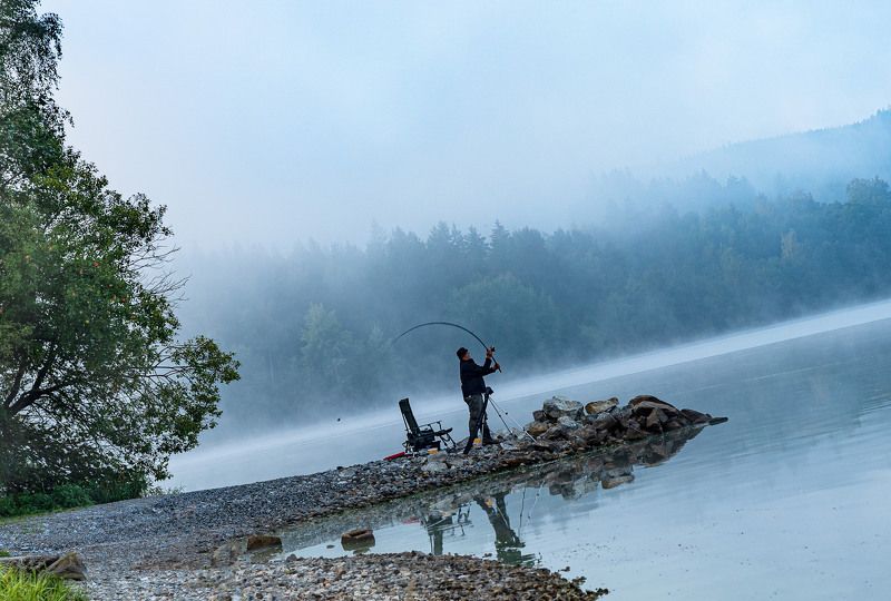 Рыбак озеро утро  А земля все таки круглая  фото превью