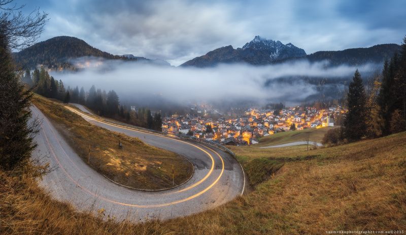 италия,caviola,sony,город,доломиты,альпы,осень,горы,облако,пасмурно Италия. Caviola. Вечерний город или крокодиловое облако. фото превью