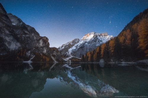 Италия. Звездное небо над озером Braies.