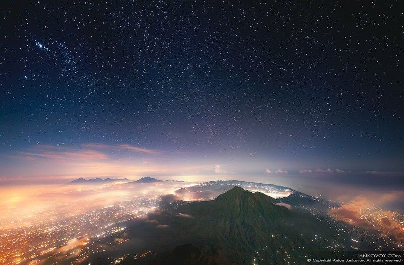 indonesia, bali, volcano, mountain, night, stars, city, travel, landscape, hills, batur, agung, hiking, asia, city, island,  индонезия, бали, батур, агунг. горы, вулкан, ночь, звезды, пейзаж, азия, город, остров Спящий Вулкан фото превью