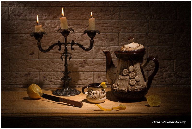 выпитый чай и догорающие свечи фото превью