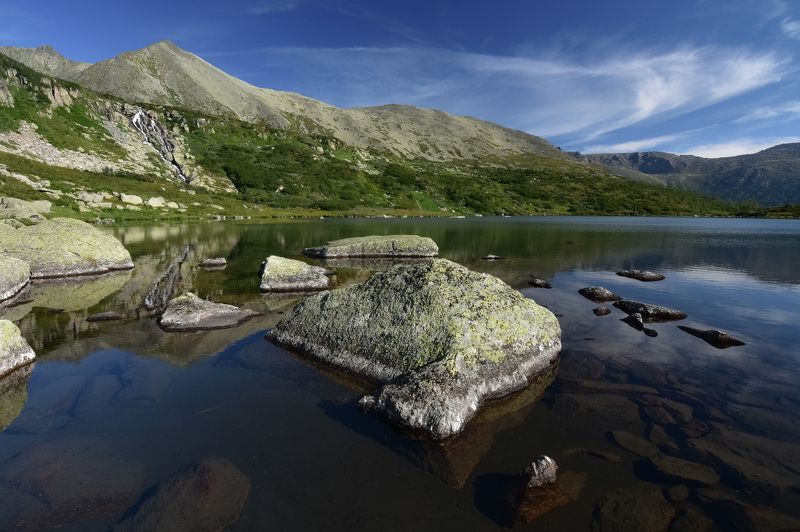 россия, хакасия, кузнецкий алатау, лето, озеро, вода, камни,  горы На озере Кузнецком Алатау фото превью