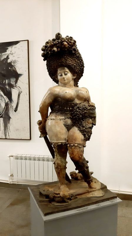 Юдифь, музей, скульптура  Юдифь с головой Олоферна. Ереван фото превью