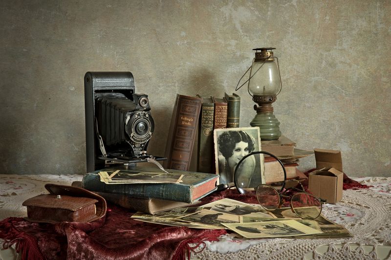 Фотоаппарат, фотографии, лупа, книги, скатерть. Ретро фото превью