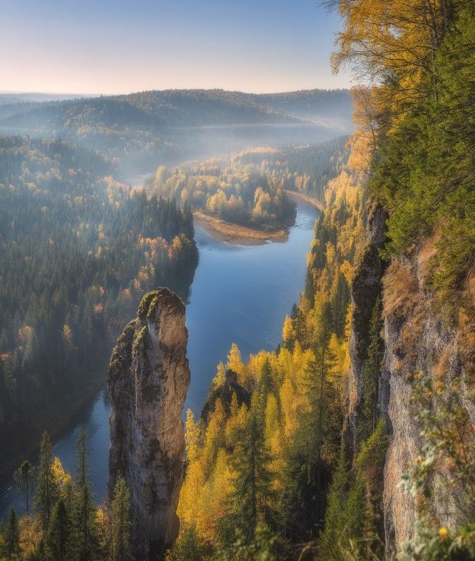 Чёртов палец в окружении осени фото превью