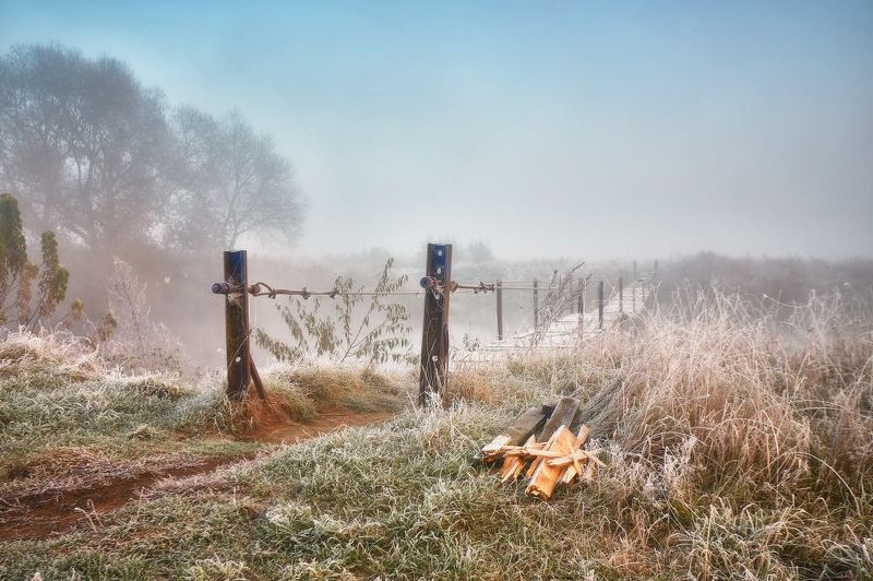 беларусь, иней, мост, октябрь, осень, рассвет, река, свислочь, туман, утро Пешеходный мостик в морозное утро фото превью