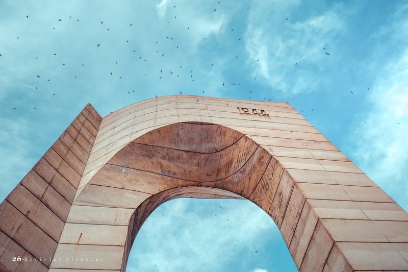 the arch of freedom,bulgaria,travel,blue,sky,birds, The arch of freedom фото превью