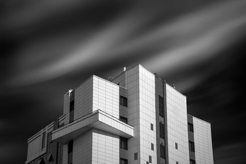 город, архитектура, фасад, здание, чб, черно-белое, небо, выдержка, красноярск Роснефть фото превью
