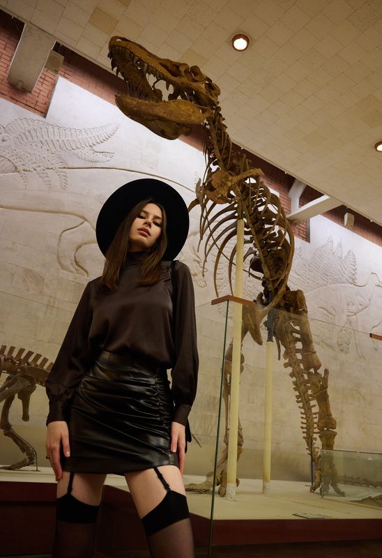 портрет, девушка, динозавры, музей, чулки, в юбке В музее фото превью