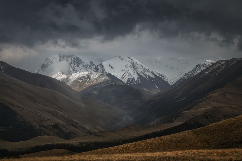 пейзаж, кавказ, горы, закат, главный кавказский хребет, лето, тучи Снежные шапки фото превью